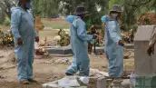 Trabajadores del Panteón San Lorenzo Tezonco se sanitizan antes y después de sepultar a féretros de muertes a causa de Covid-19