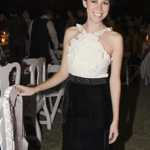 Marcela González lució un halter en un vestido blanco y negro, sin duda, un clásico.