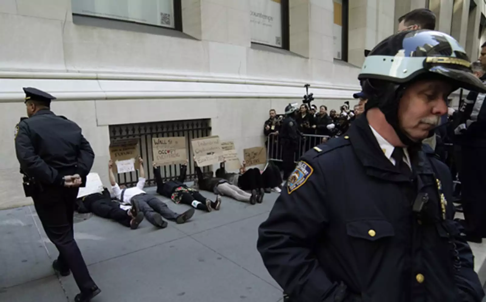 Activistas del movimiento que lucha contra la desigualdad económica, Ocuppy Wall Street, se manifestaron recostados en el suelo frente a la Bolsa de Valores de Nueva York el 27 de abril.