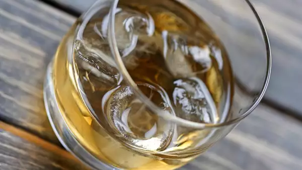 Más whisky.