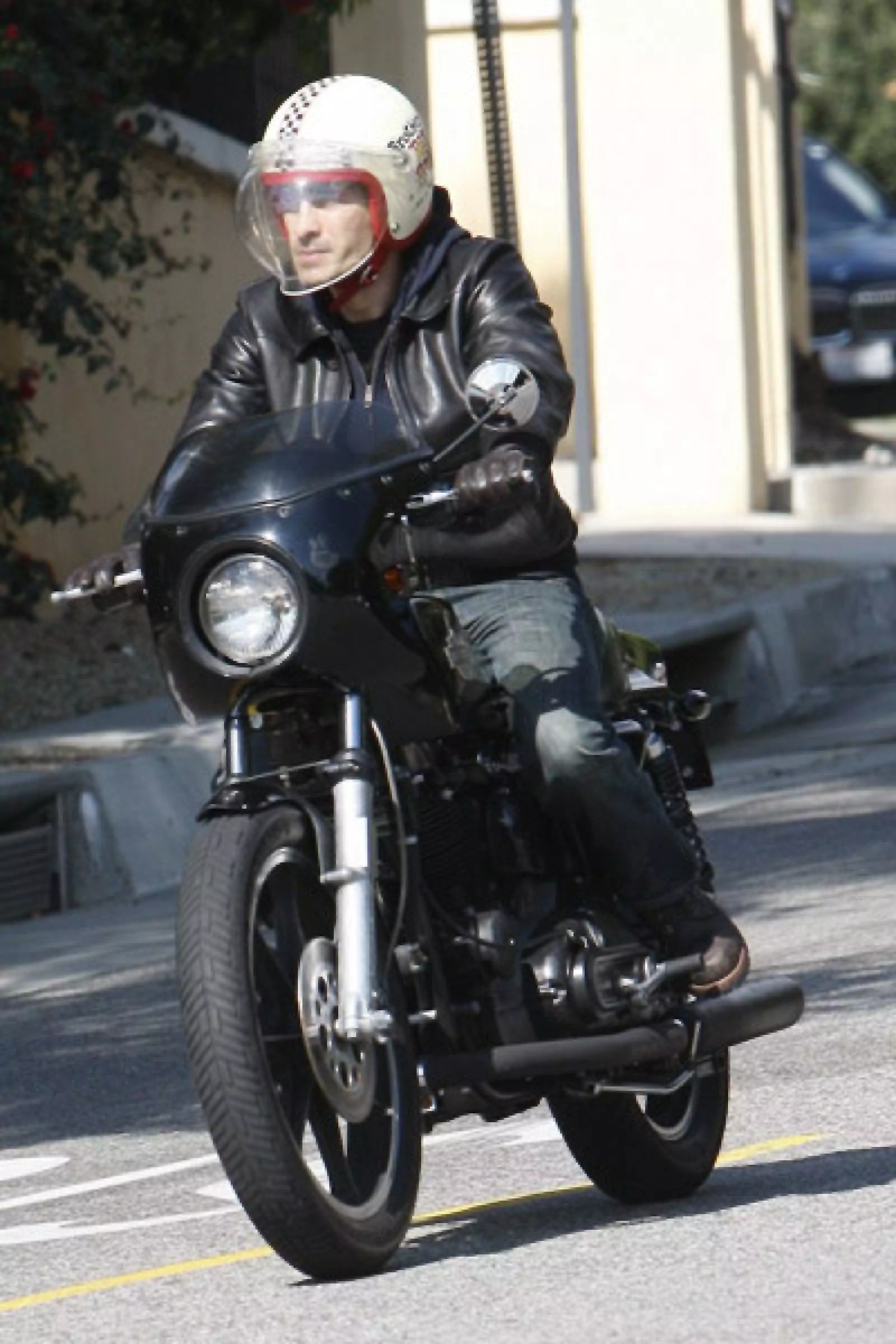 Oliver Martinez siempre viaja en moto y a veces su guapa novia Halle Berry lo acompaña.