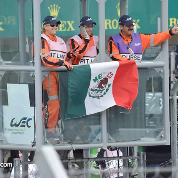 Jueces con la bandera de México