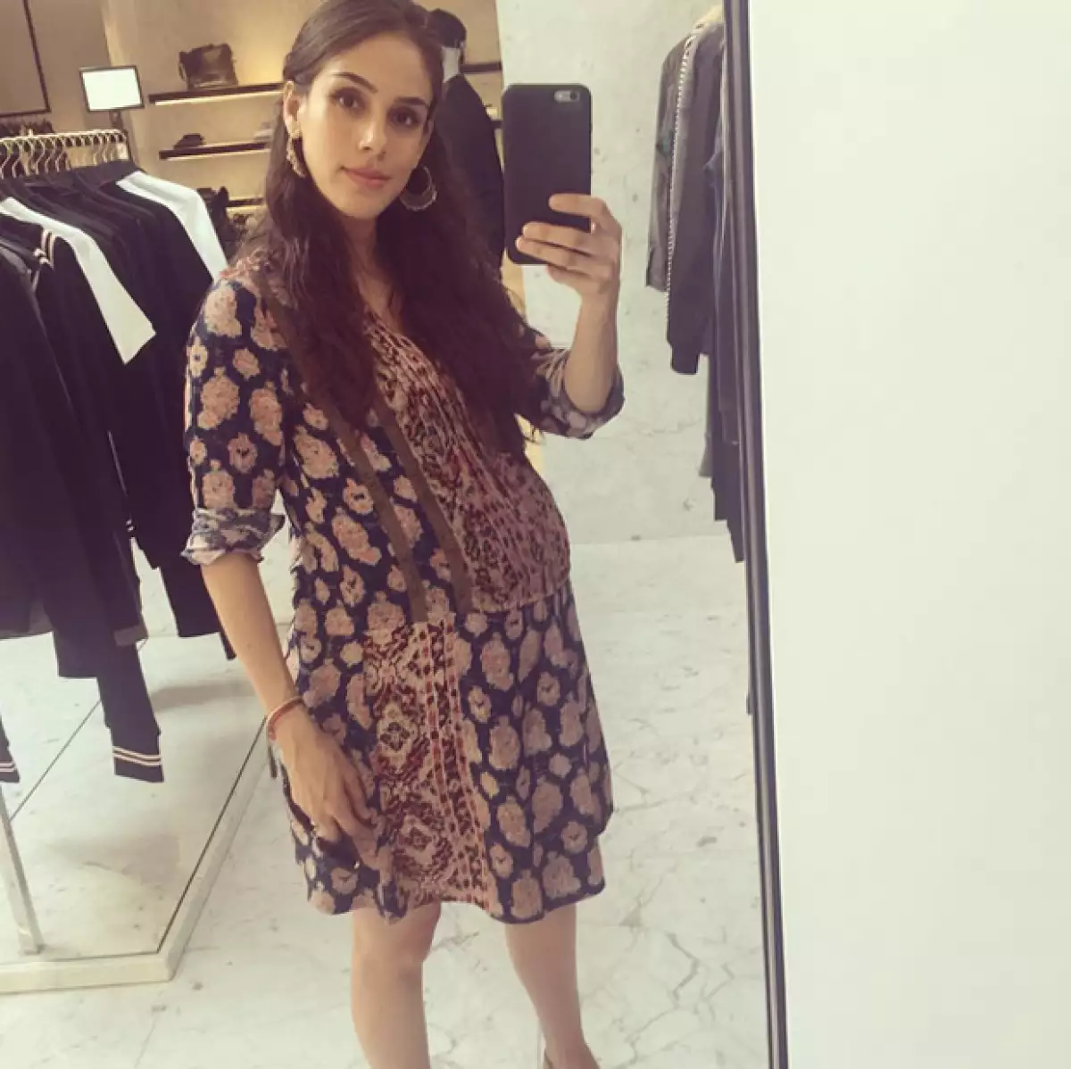 La guapa actriz nos sorprende con su delgada figura a pocos días de convertirse en mamá por primera vez, junto a Leonardo de Lozanne.