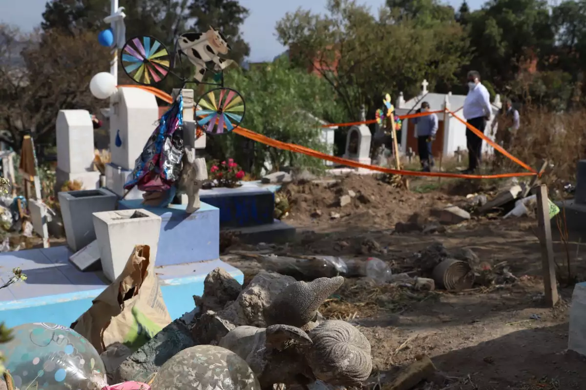 Cerco de seguridad en el panteón de San Nicolás Tolentino en la alcaldía Iztapalapa por el caso un bebé encontrado sin vida en el penal de San Miguel, en la ciudad de Puebla y que se ha confirmado fue exhumado de este cementerio.