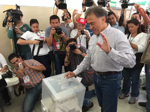 Yunes vota y da reporte de la jornada electoral