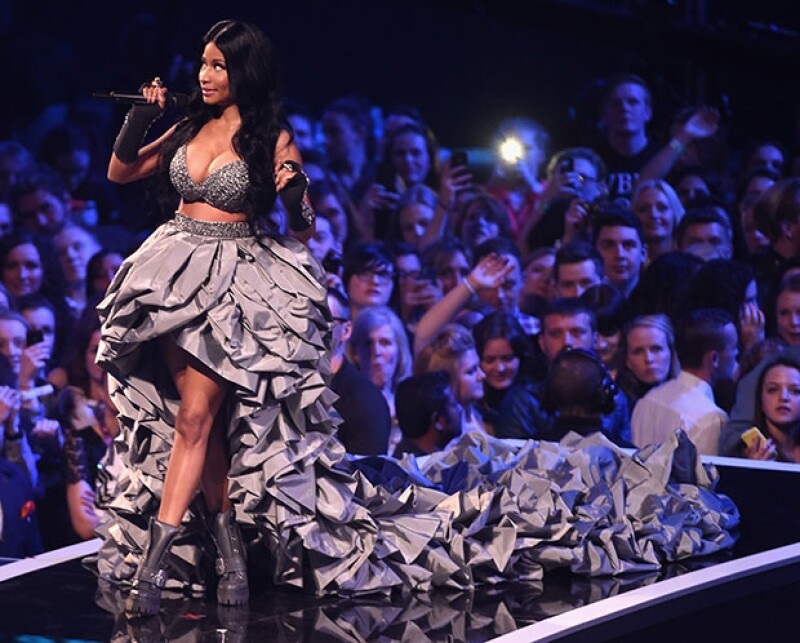 La cantante cambió varias veces de vestuario como sexy host de la entrega de premios.