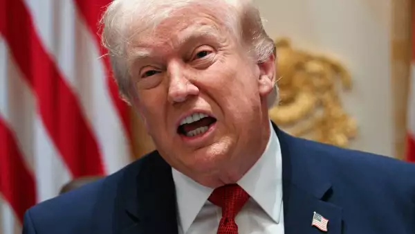 El presidente de los Estados Unidos, Donald Trump, habla durante una reunión del gabinete en la Sala del Gabinete de la Casa Blanca el 26 de marzo de 2026 en Washington, DC.