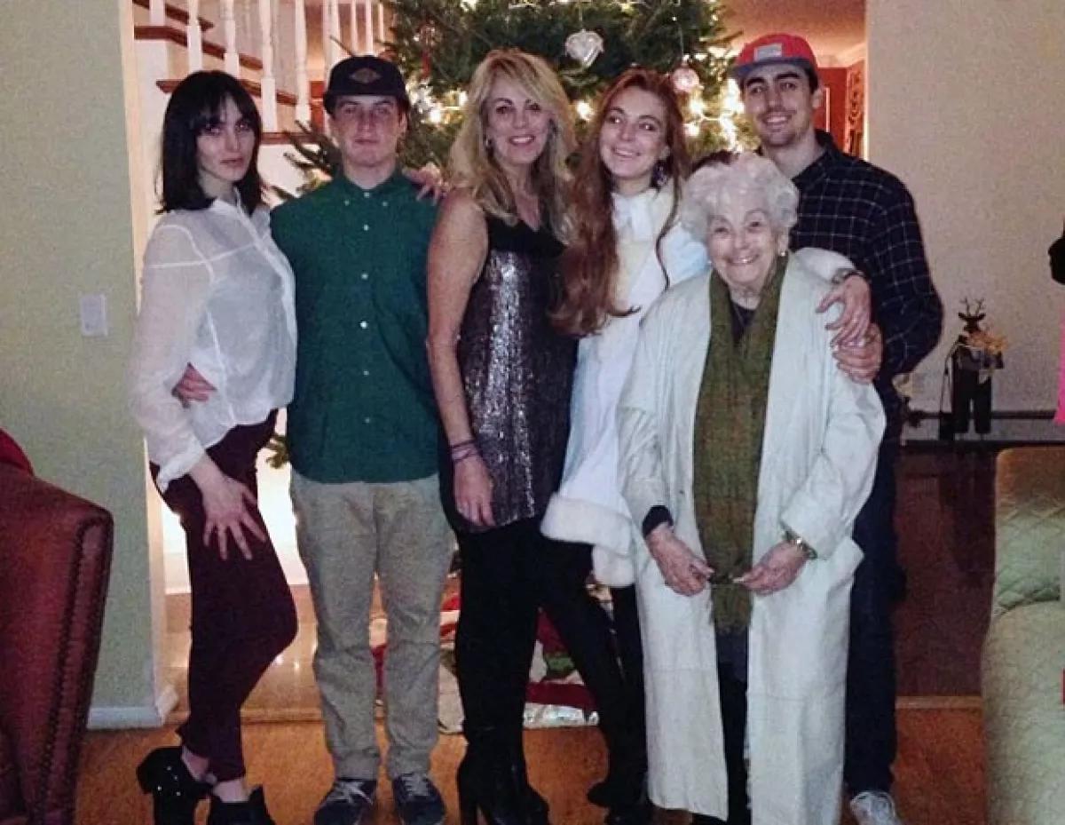 Lindsay con sus hermanos, mamá y abuela.