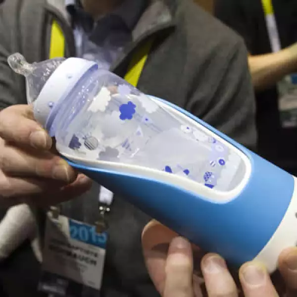 GIGI es una mamila inteligente que envía información al smartphone de los padres del momento en que el bebé se alimenta, además ayuda a reducir los cólicos al encontrar el mejor ángulo para sostenerla.