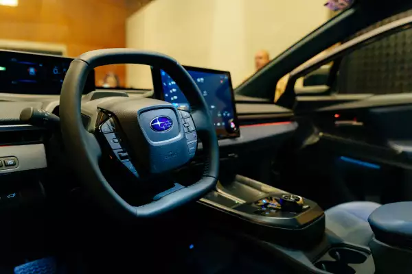 Foto del interior del SUBARU TRAILSEEKER donde destacan los materiales premium y la última tecnología de conectividad, como el volante y la pantalla de 14 pulgadas.