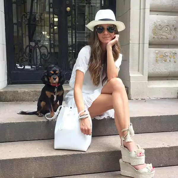 Arielle Charnas, la bloggera de Something Navy, con Dylan en NYC.