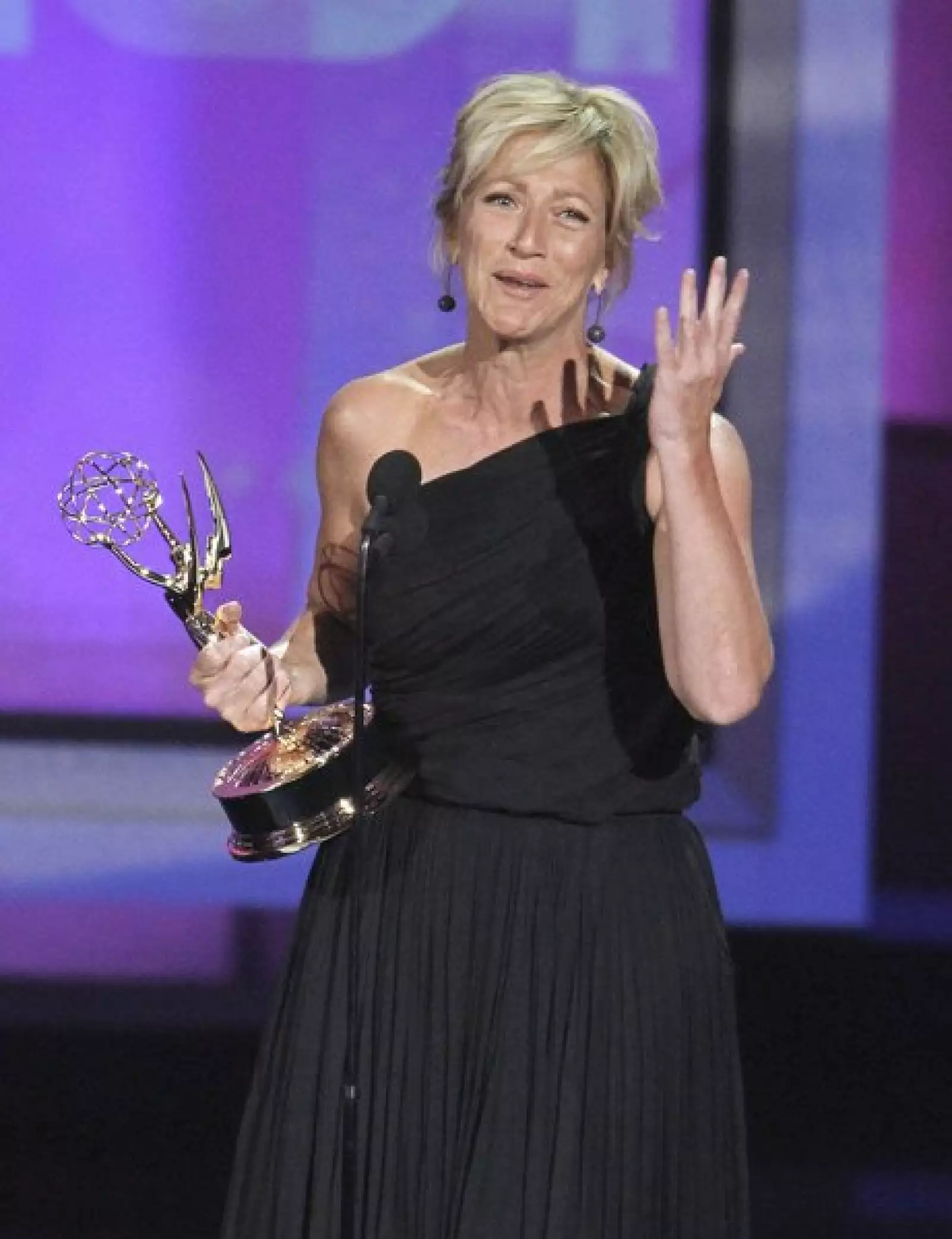 Y la Mejor Actriz en serie de comedia fue Mejor actriz de comedia fue Edie Falco por Nurse Jackie.