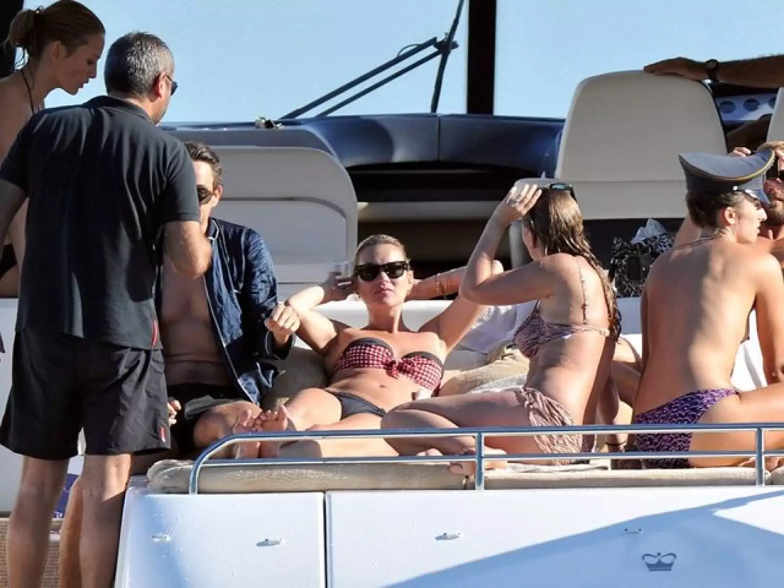 La supermodelo paseó en el yate Serenity, acompañada por su novio Jamie Hince y otros amigos.