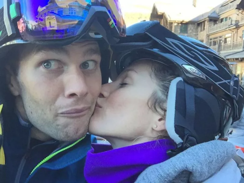 El quarterback de los Patriots compartió una fotografía cuya leyenda fue en honor al aniversario 35 de su esposa, la supermodelo brasileña.