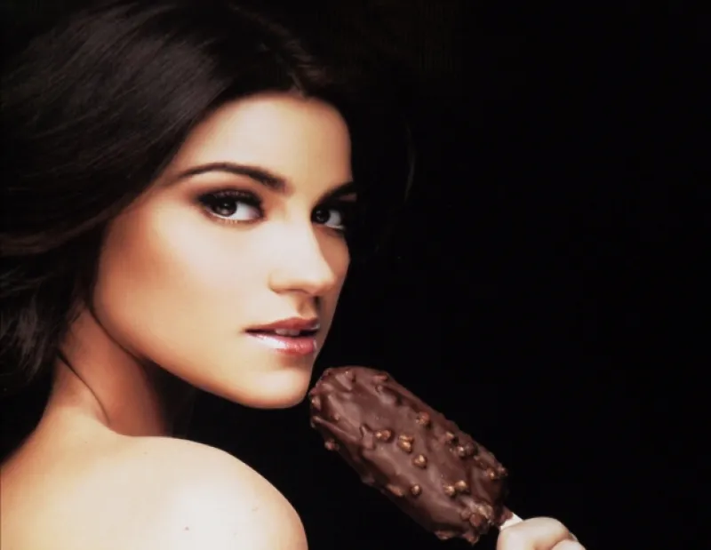 La bella actriz y cantante mexicana fue la encargada de degustar los nuevos sabores de chocolates de una popular marca de helados, en donde convivió con algunos de sus seguidores.