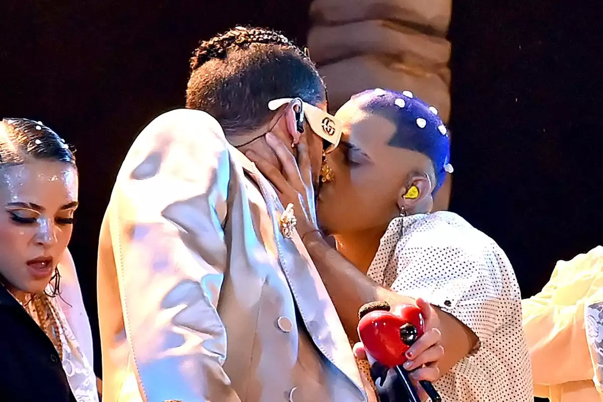Bad Bunny besa a uno de sus bailarines en un concierto