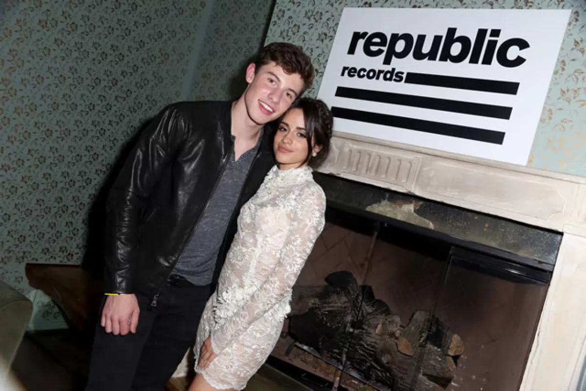 El cantante Shawn Mendes y Camila Cabello, del grupo Fifth Harmony.