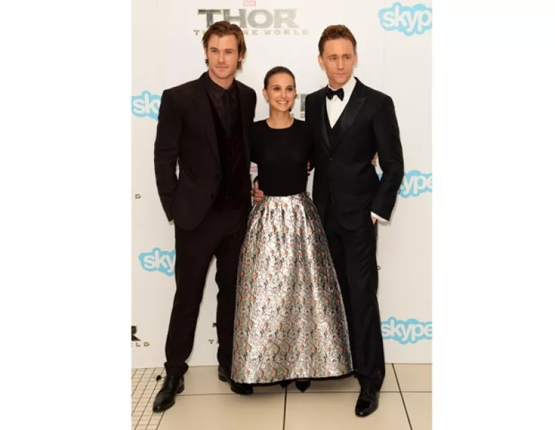 La actriz acaparó las miradas con su look durante la premier de “Thor: Un mundo oscuro” en Londres.