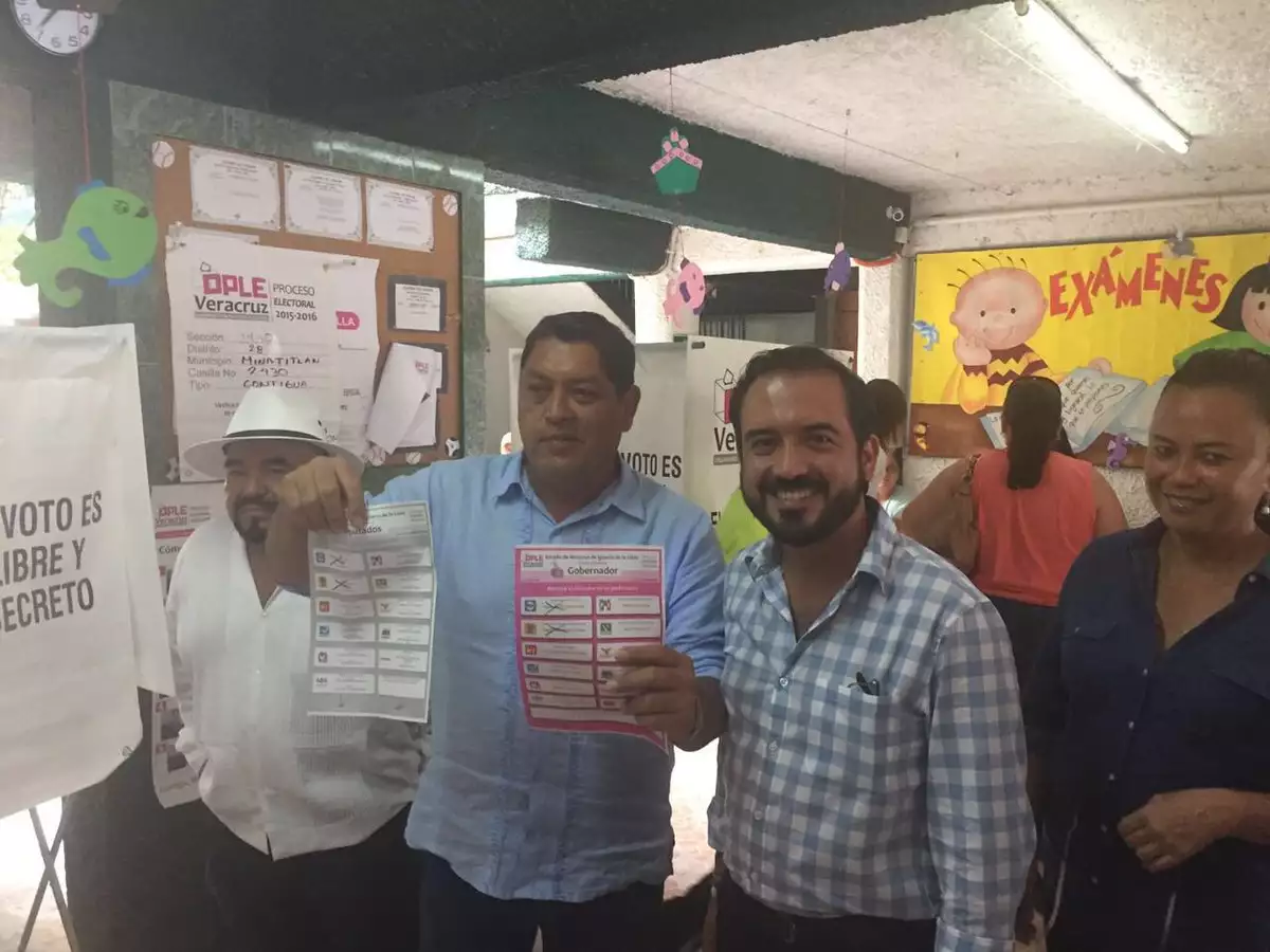 El senador Fernando Yunes denunció que fue retenido ilegalmente por elementos de la policía estatal.