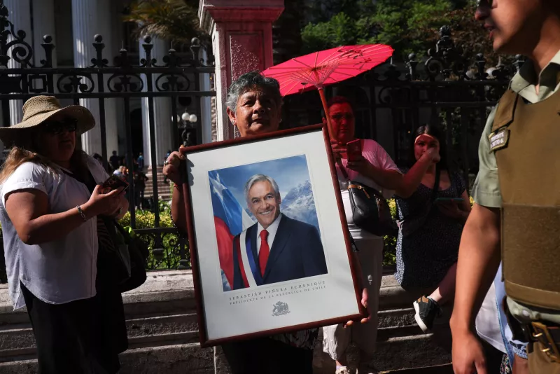 La gente espera la llegada del ataúd del expresidente de Chile, Sebastian Pinera, en el antiguo Congreso en Santiago, Chile, el 7 de febrero de 2024.