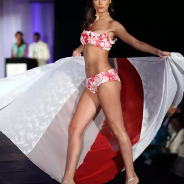 Stefanía Fernández, de Venezuela, desfiló con todo el candor que caracteriza a las modelos de ese país, y presentó un bikini en rojo y blanco, además de un pareo, el cual supo manejar para darle mucho movimiento a su presentación.