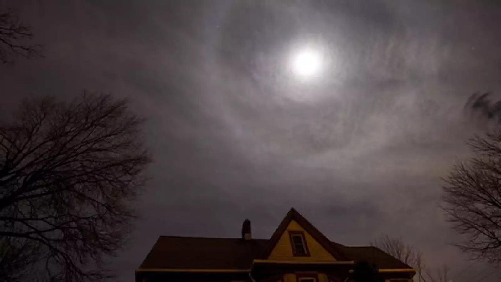 Un eclipse total de luna se aprecia desde Nueva York