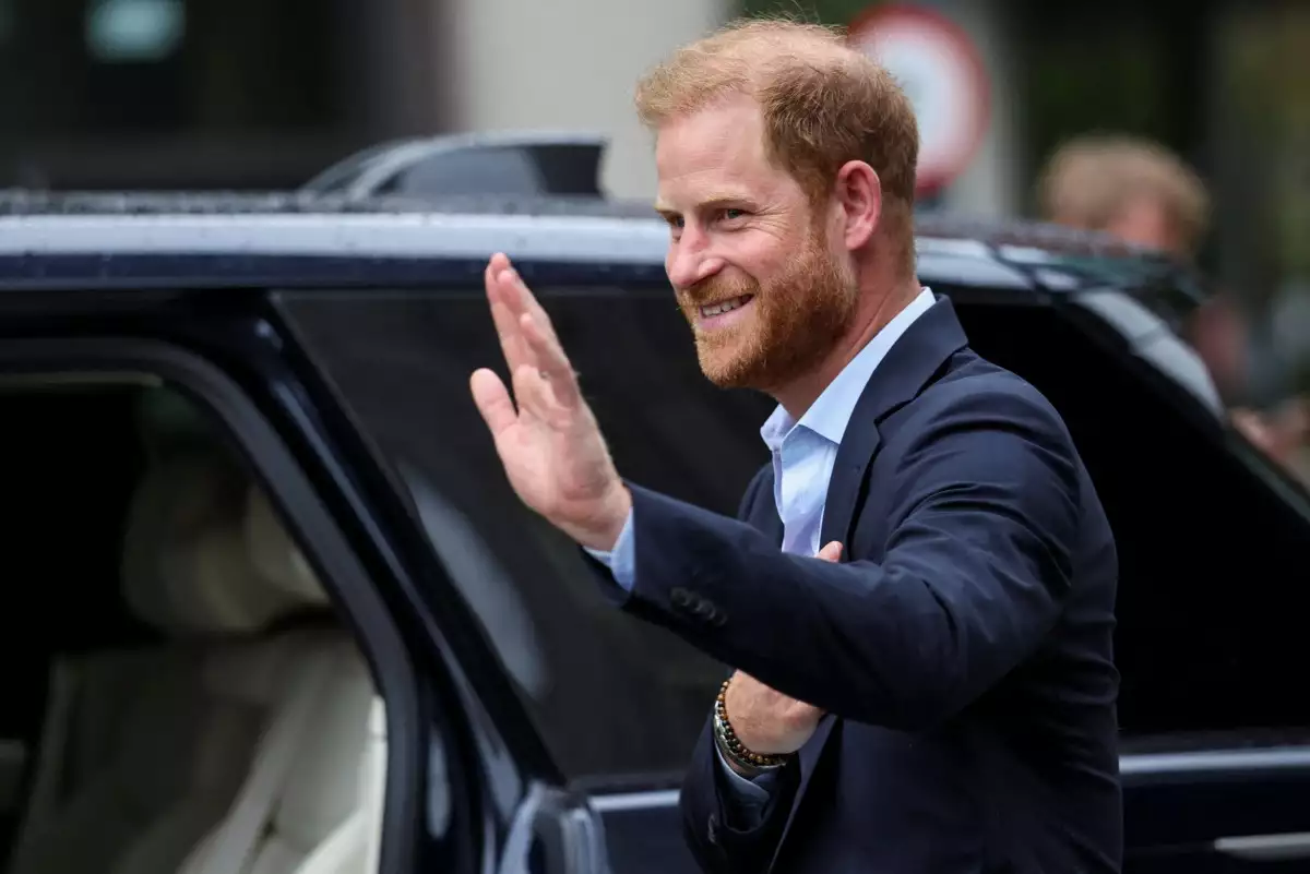 principe harry visita a su papa el rey carlos iii