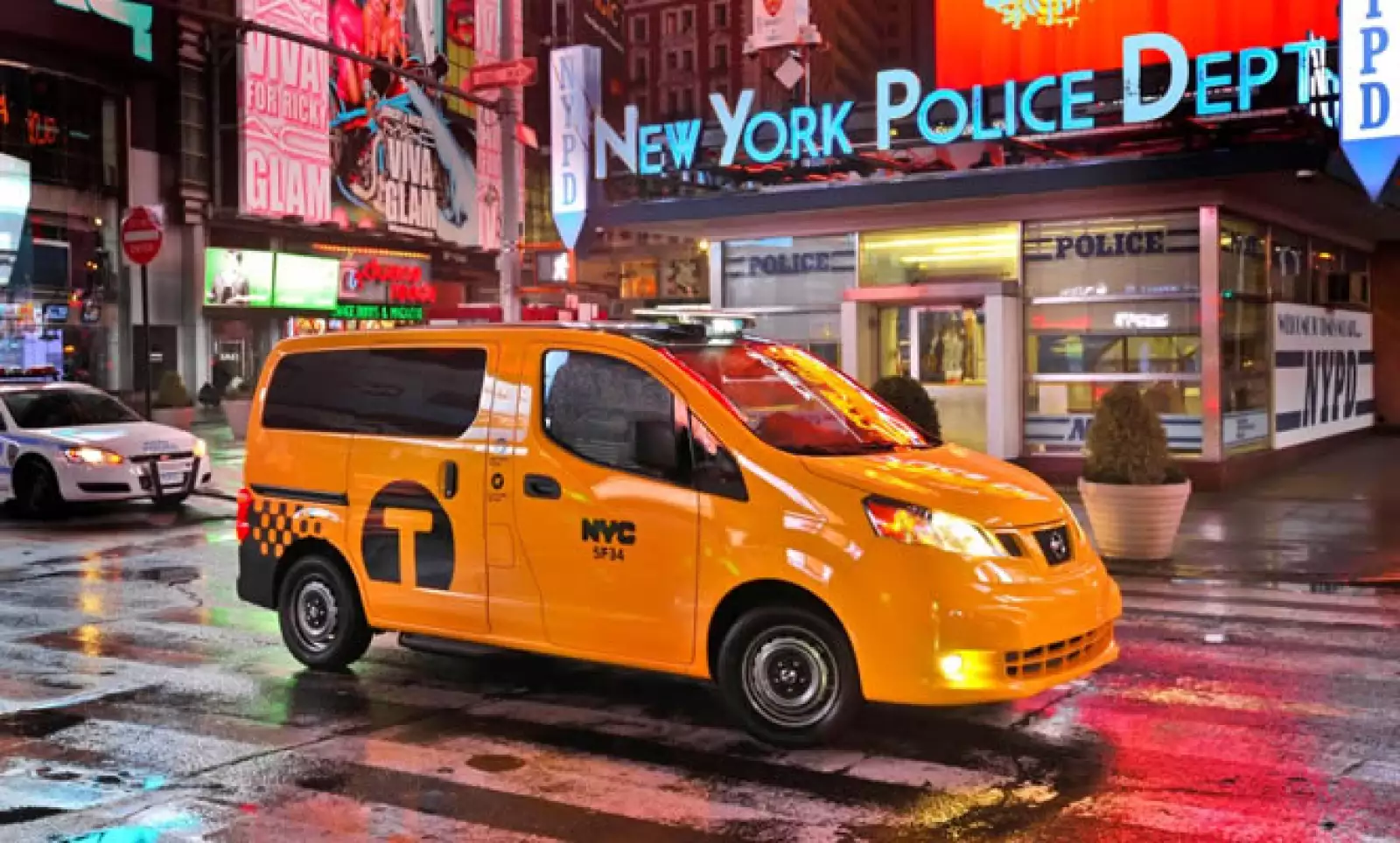 Tiene amplio espacio interior para cuatro pasajeros, puertas corredizas con un escalón de entrada y barandales que facilitan el abordaje y salida del vehículo.