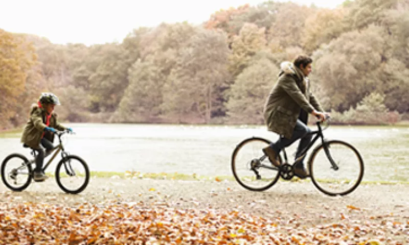 No olvides que los niños aprenden más con el ejemplo de los padres. (Foto: Getty Images)