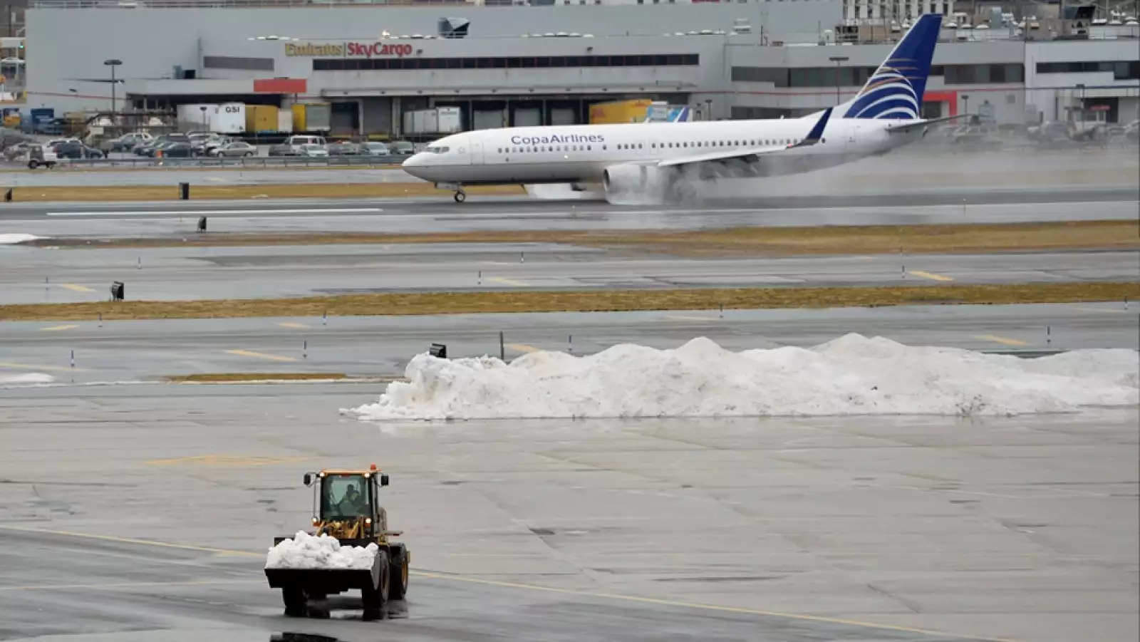 trabajadores quitan la nieve del aeropuerto kennedy