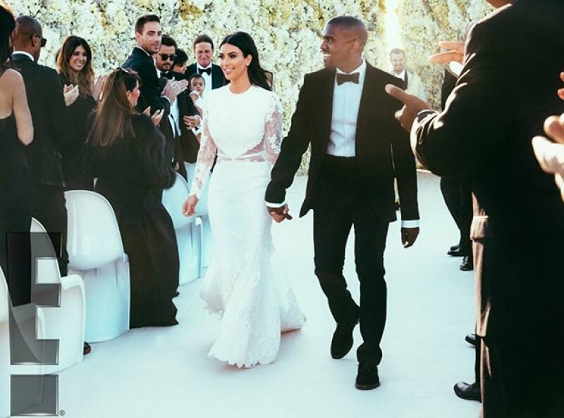 La pareja caminó visiblemente feliz frente a sus invitados tras convertirse en marido y mujer.