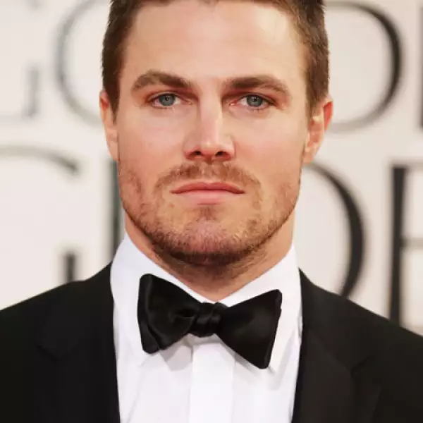 Ha participado en diferentes series de televisión, pero `Arrow´, la más reciente es la que le ha dado más fama.