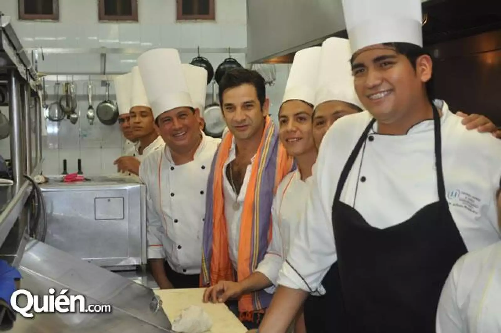 Miguel Rodarte con los Chefs de Boca Chica