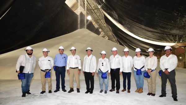 El presidente Andrés Manuel López Obrador y su equipo supervisan reactivaciuón de planta de producción de fertilizantes.