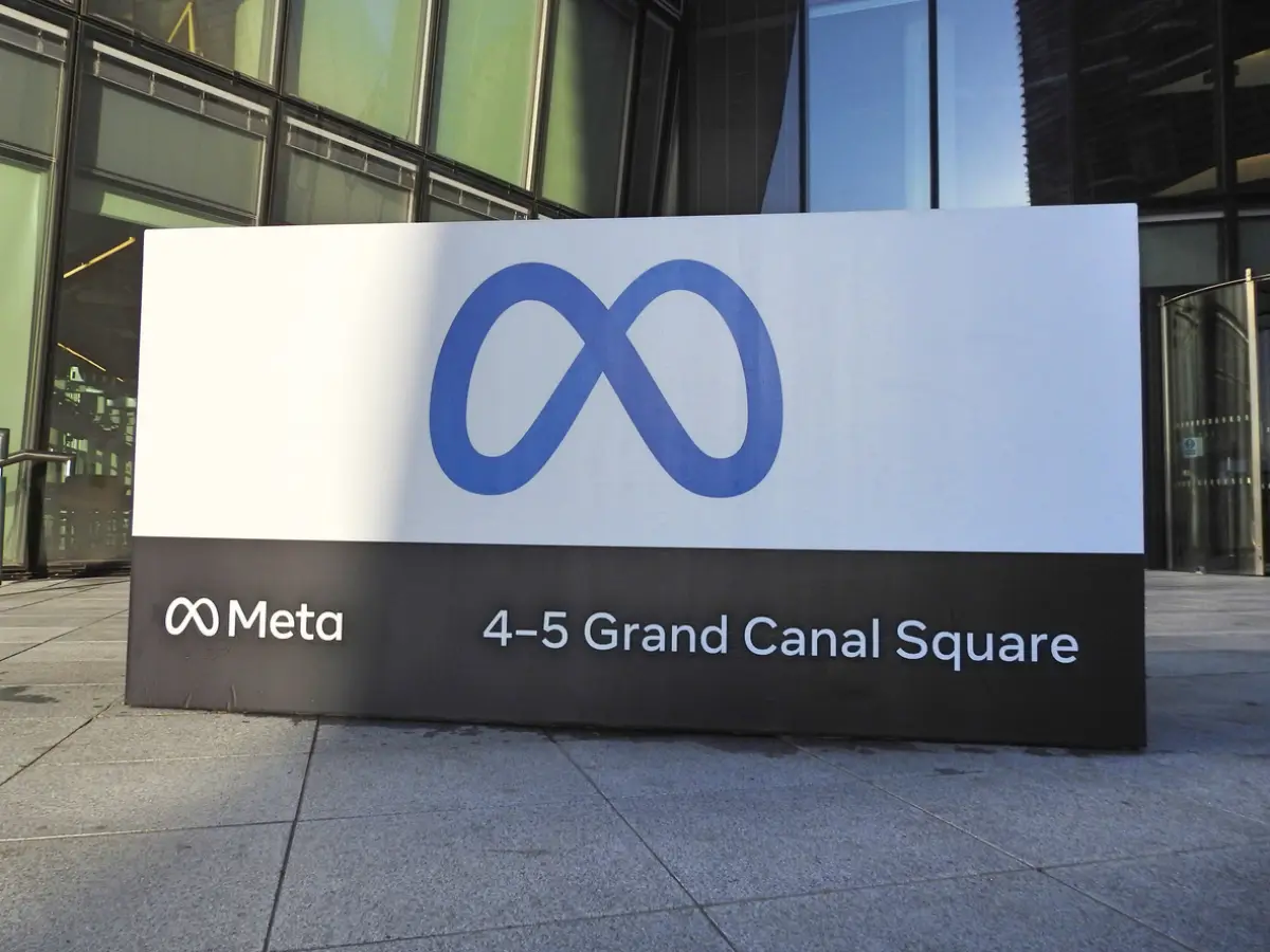Logo de Meta fuera de sus oficinas.