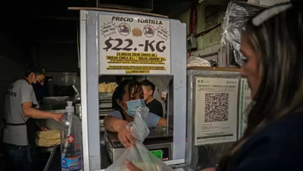 El cobro de piso por parte del crimen organizado en México afecta el precio de la tortilla. 