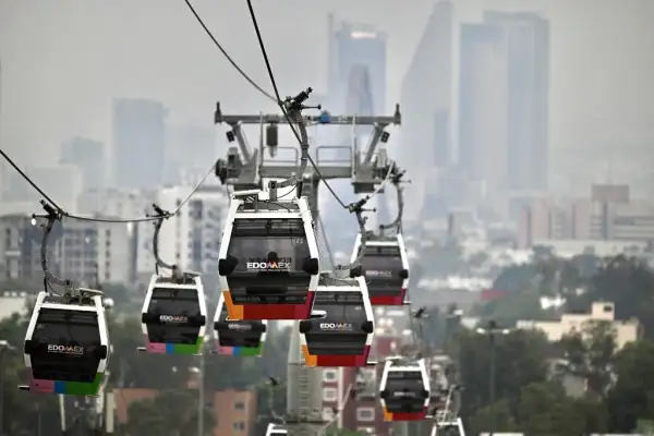 Cabinas del Mexicable surcan los aires en el Estado de México.