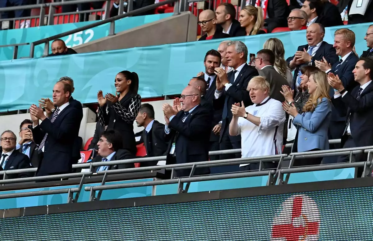 Boris Johnson lució orgulloso la playera del equipo durante el partido contra Dinamarca.
