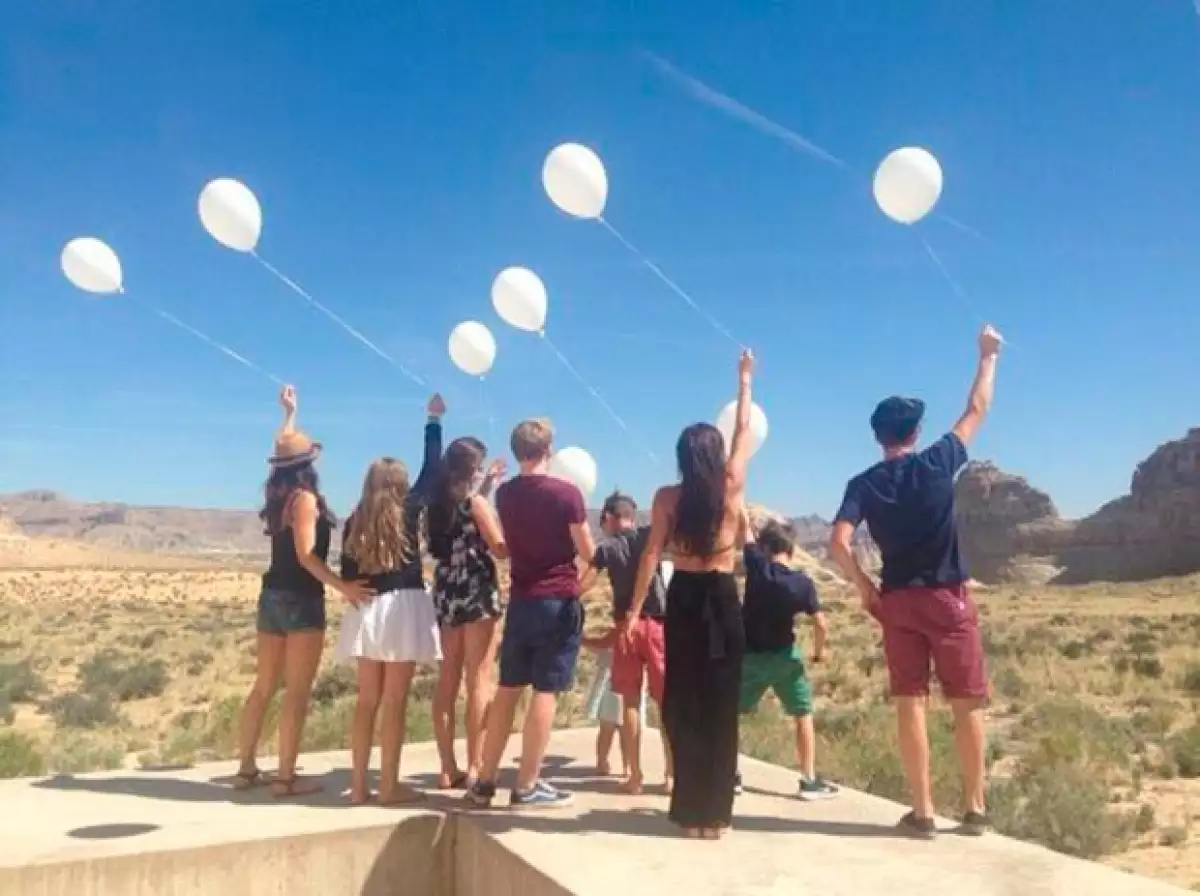 Victoria, sus amigos y su familia pidieron deseos y lanzaron globos blancos al cielo.