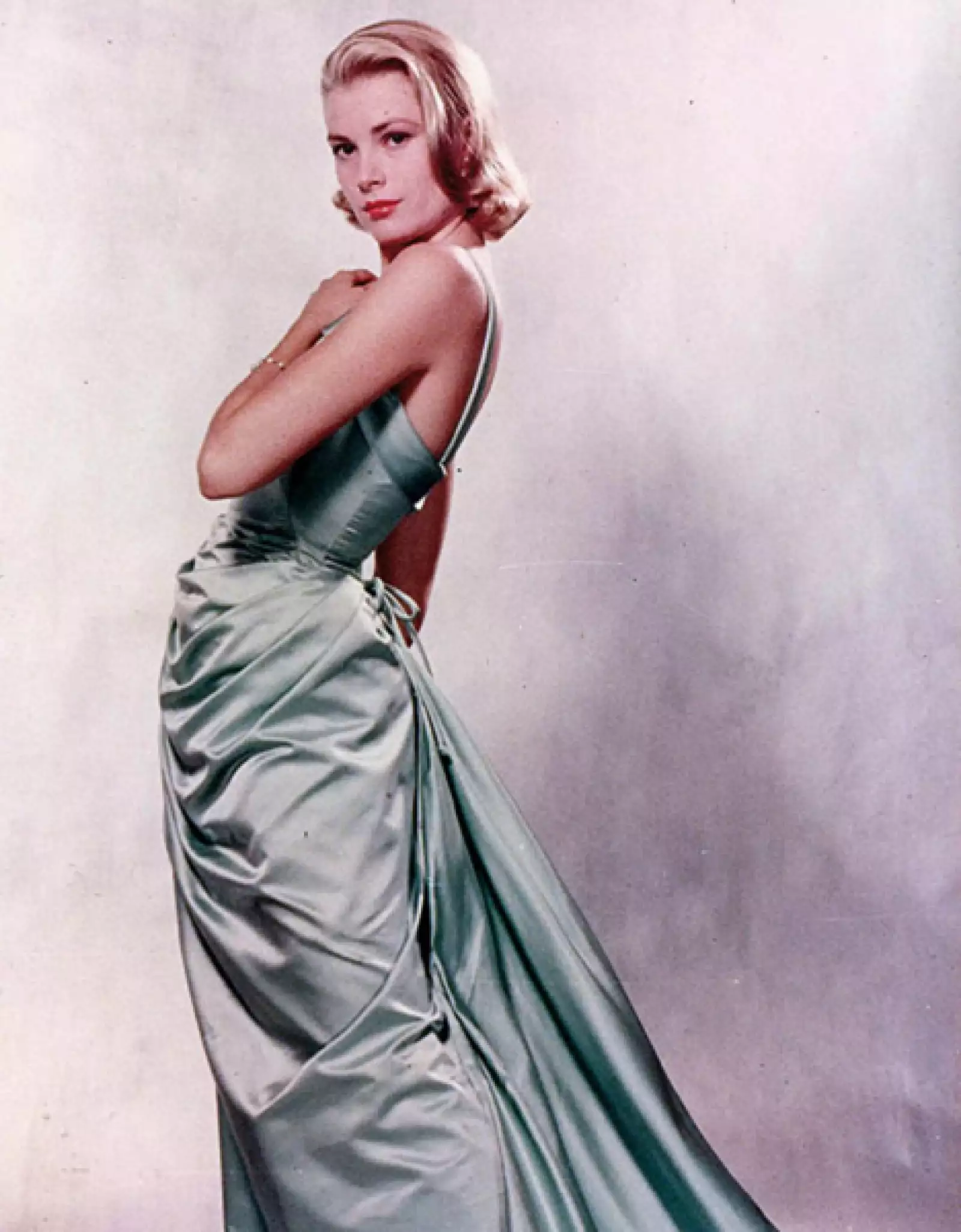 Gracias a su interpretación en Country Girl, Grace Kelly se hizo acreedora a la estatuilla en 1955 momento para el que eligió una pieza confeccionada en satín diseñada por Edith Head. Un año después la actriz se casó con Rainero III de Mónaco.