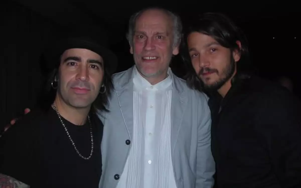 Los actores y John Malkovich festejaron con el músico después de su presentación en Guadalajara.
