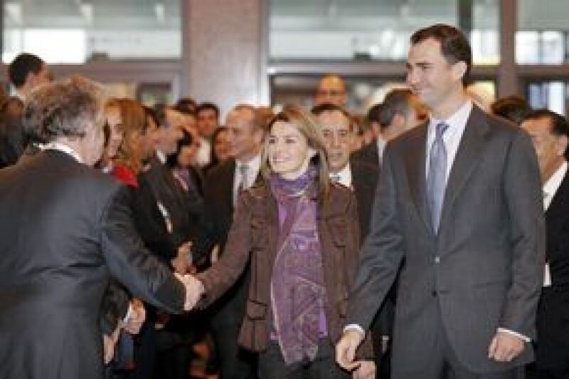 Los príncipes de Asturias recorrieron los pabellones de varios países y conocieron la variedad internacional que se ofrece; el secretario mexicano de Turismo, Rodolfo Elizondo Torres, estuvo allá.