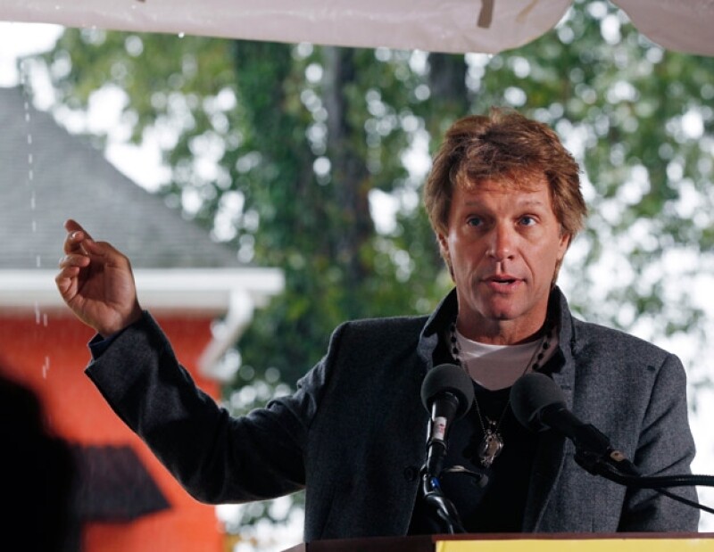 Jon Bon Jovi ha impulsado diversas acciones para ayudar a la gente más necesitada.