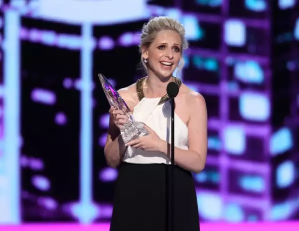 Sarah Michelle Gellar tiene una desviación en la columna vertebral.