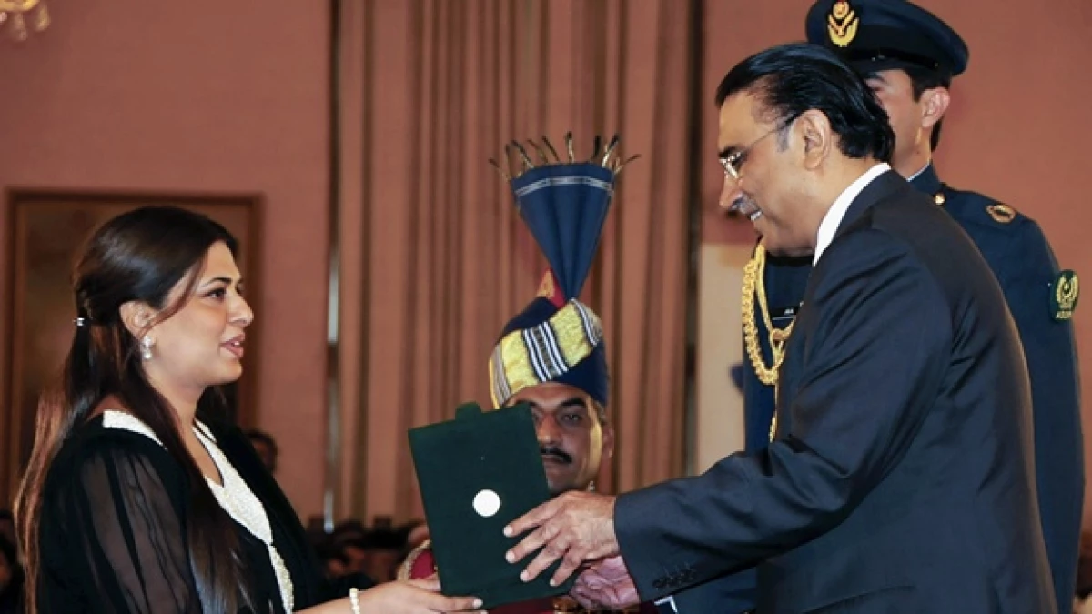el presidente de pakistan entrega un erconocimiento a namira salim