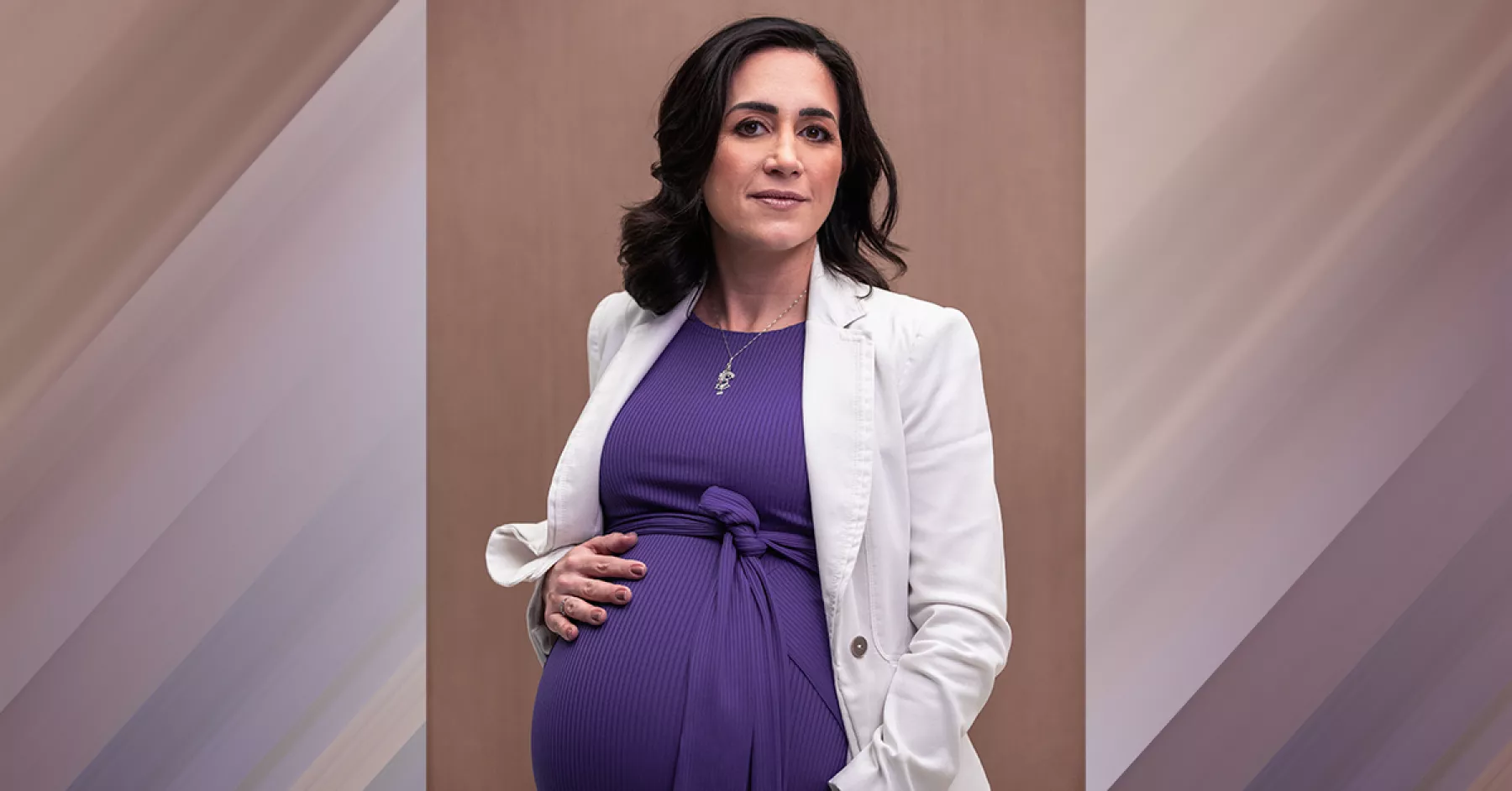 Imagen de Cristina Junqueira, líder de Nubank, en una portada en la que posó para una revista de negocios estando en ocho meses de gestación de su tercera hija.