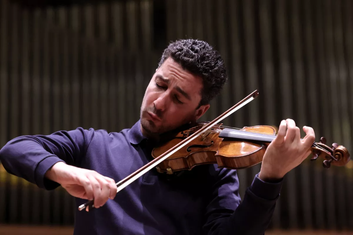 Foto del violinista Sergey Khachatryan tocando con un violín Stradivarius valuado en 16 millones de dólares