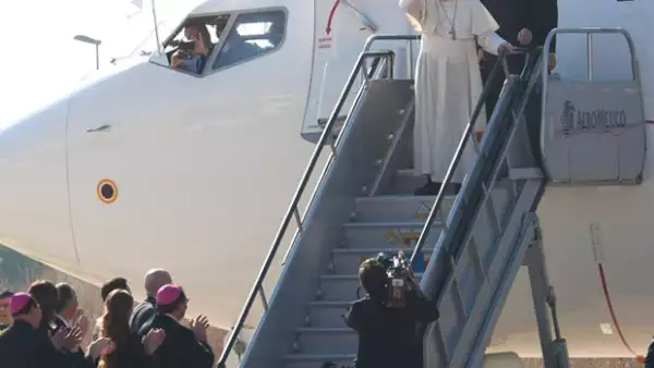 El pontífice llegó muy temprano la mañana de este lunes al aeropuerto, donde acudieron el gobernador del estado y su esposa a darle una cordial bienvenida.