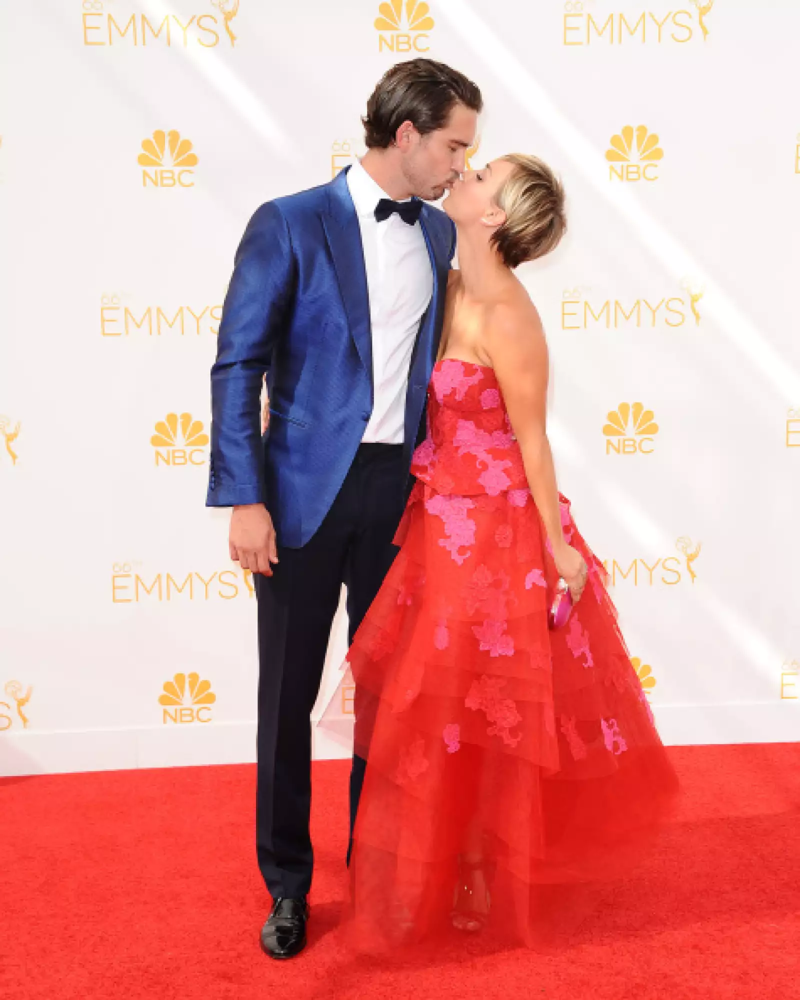 Kaley Cuoco y Ryan Sweeting lucieron de lo más enamorados a su paso por la red carpet de los Emmy en el 2014.