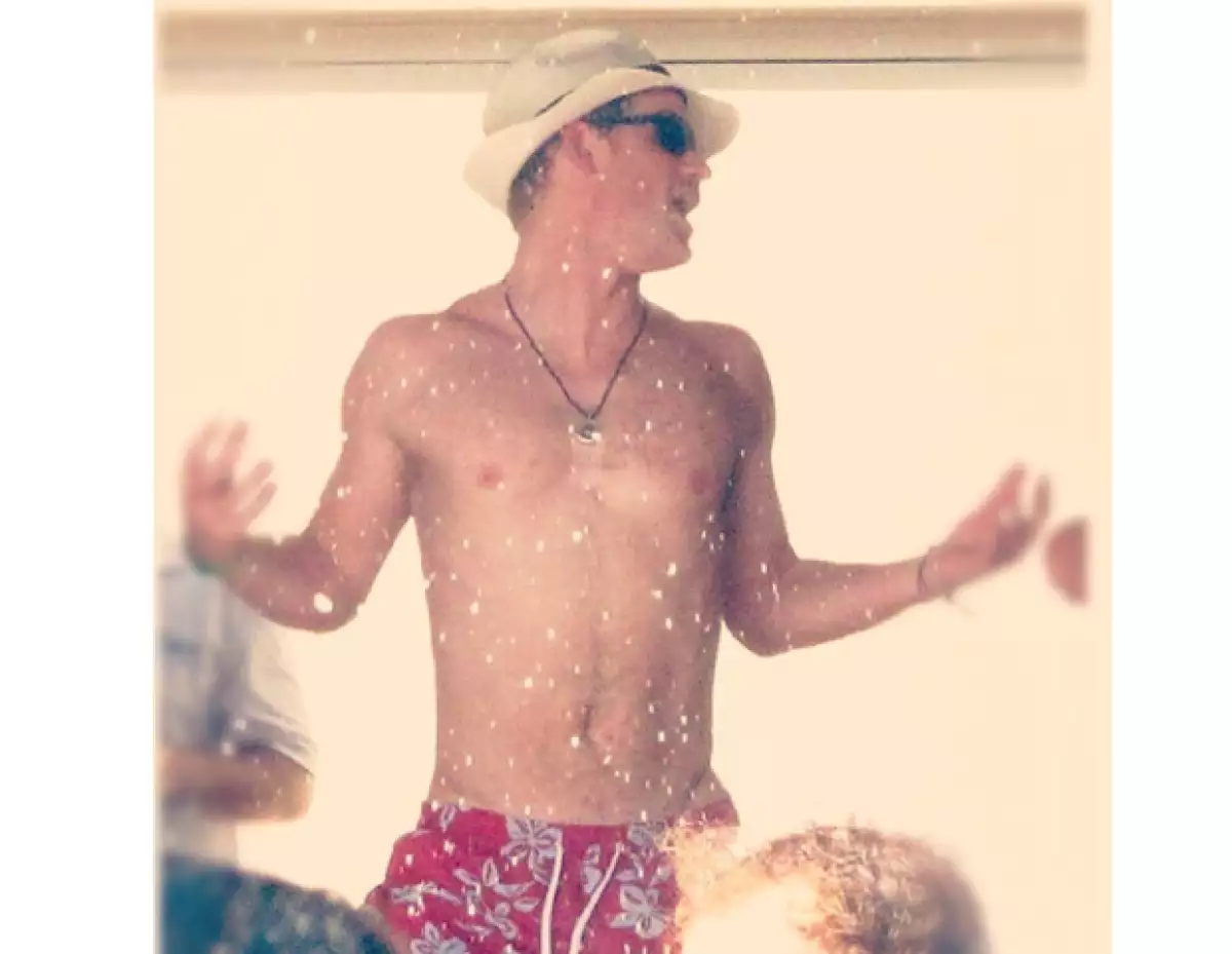 El príncipe pasó la mayor parte del tiempo en la alberca.